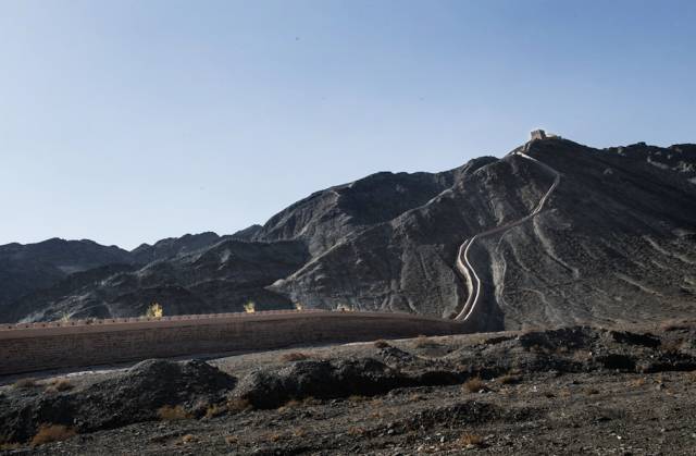 城点燃嘉峪关戈壁夜跑显豪情！澳门新葡京app炫酷！烽火连(图2)