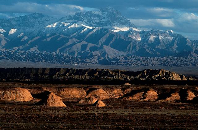 城点燃嘉峪关戈壁夜跑显豪情！澳门新葡京app炫酷！烽火连(图3)