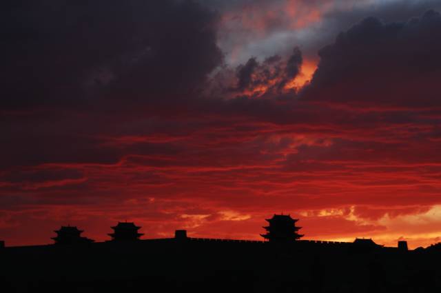 城点燃嘉峪关戈壁夜跑显豪情！澳门新葡京app炫酷！烽火连(图4)