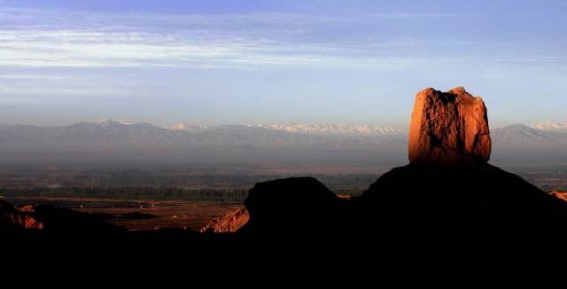 城点燃嘉峪关戈壁夜跑显豪情！澳门新葡京app炫酷！烽火连(图5)