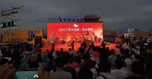 城点燃嘉峪关戈壁夜跑显豪情！澳门新葡京app炫酷！烽火连(图8)